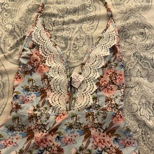 Peek and Beau Full Piece